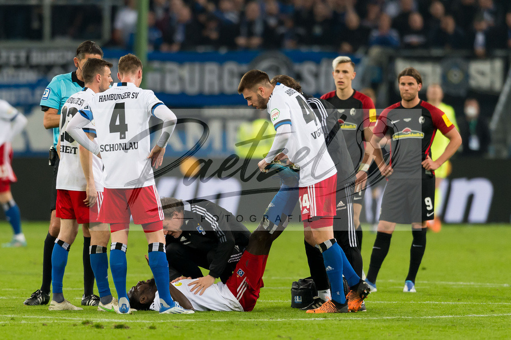 HSVSCF20220419_133 | Fussball, Herren: Bakery Jatta (Hamburger SV) wird behandelt beim DFB-Pokal-Halbfinalspiel zwischen Hamburger SV und SC Freiburg im Volksparkstadion am 19.04.2022 in Hamburg, Deutschland.DFB / DFL REGULATIONS PROHIBIT ANY USE OF PHOTOGRAPHS AS IMAGE SEQUENCES AND/OR QUASI-VIDEO. - Realisiert mit Pictrs.com