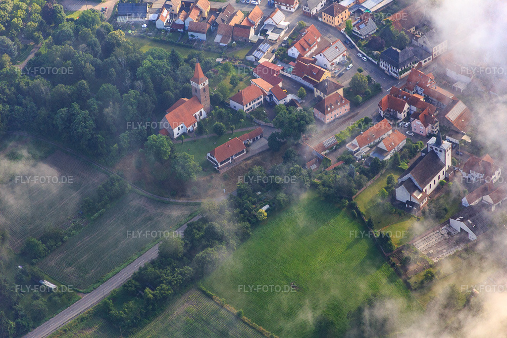 Luftbild: Protestantische und Katholische Kirche unter Wolken in Minfeld im Bundesland Rheinland-Pfalz in Deutschland. Foto: IMG_089980.jpg vom 26.06.2016 durch Werner Riehm/FLY-FOTO.de