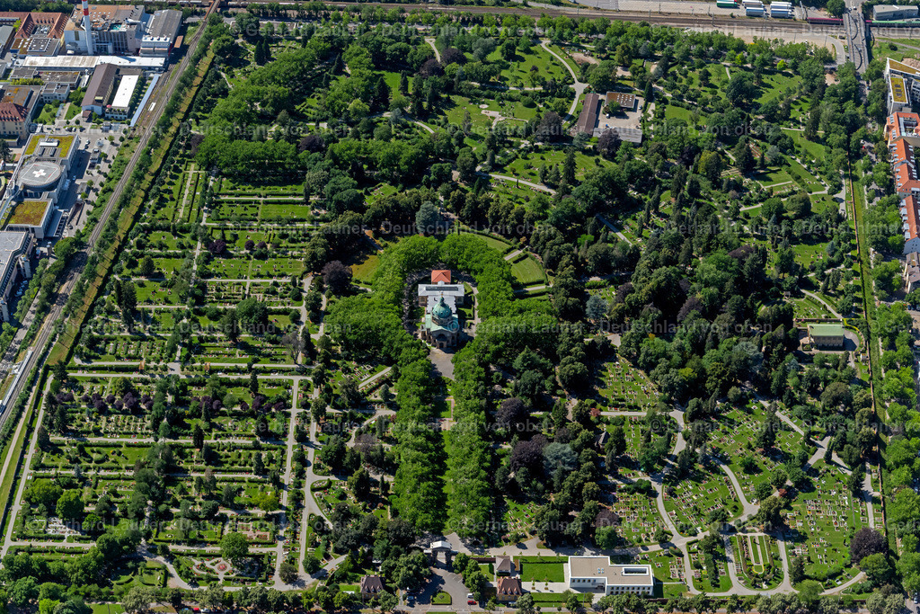 4033517 | FREIBURG IM BREISGAU 30.06.2020 Grabreihen auf dem Gelände des Friedhofes Friedhof Freiburg im Breisgau in Freiburg im Breisgau im Bundesland Baden-Württemberg, Deutschland. // Grave rows on the grounds of the cemetery Friedhof Freiburg in Breisgau in Freiburg im Breisgau in the state Baden-Wuerttemberg, Germany. Foto: Gerhard Launer