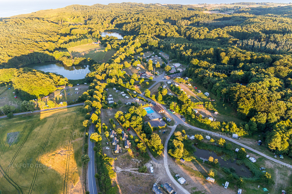 Aerial view: (DK), Møns Klint Resort and Camping in Borre in the state Zealand, Denmark. – Photo: IMG_108707.jpg taken on 07/04/2018 by Werner Riehm/FLY-FOTO.com – Resolution of the original: 5312 x 3541 px