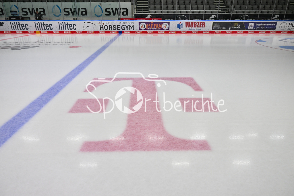 Augsburger Panther - Iserlohn Roosters | Im Bild das TELEKOM Logo an der blauen Linie im CFS in Augsburg / Symbolbild / Penny DEL: Augsburger Panther - Iserlohn Roosters; Curt Frenzel Stadion am 21.09.2025