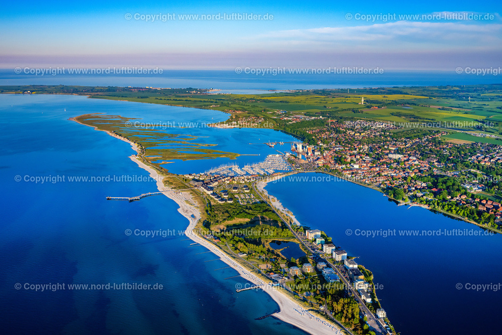 Heiligenhafen_ELS_9058030622 | HEILIGENHAFEN 03.06.2022 Ortsansicht der Straßen und Häuser Ferienanlage StranResort Seebrücke Heiligenhafen an der Ostsee- Küste im Bundesland Schleswig-Holstein. // City view of the streets and houses Ferienanlage StranResort pier Heiligenhafen on the Baltic Sea coast in the state of Schleswig-Holstein. Foto: Martin Elsen