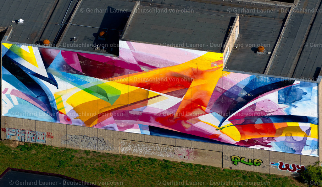 4039325 | LEIPZIG 14.09.2020 Graffiti- Kunstwerk und Großflächen- Malerei an einer Fassade am Museum " INSPIRATA " in der Straße des 18. Oktober im Ortsteil Zentrum-Südost in Leipzig im Bundesland Sachsen, Deutschland. Weiterführende Informationen bei: INSPIRATA - Zentrum für mathematisch-naturwissenschaftliche Bildung e.?V.. // Graffiti- artwork and large-area painting on a facade on Museum " INSPIRATA " in the Strasse of 18. Oktober in the district Zentrum-Suedost in Leipzig in the state Saxony, Germany. Further information at: INSPIRATA - Zentrum fuer mathematisch-naturwissenschaftliche Bildung e.?V.. Foto: Gerhard Launer