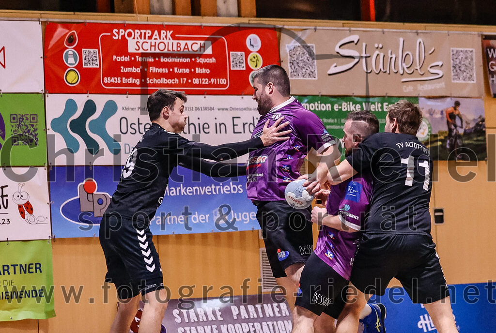 2024-11-09_007_SpVgg_Altenerding_gegen_TV_Altoetting | Erding, Deutschland, 09.11.2024:Handball, Bezirksoberliga Männer 2024 / 2025, 6. Spieltag, SpVgg Altenerding gegen TV Altötting, Endergebnis: 26:22Johannes Resch (TV Altötting, #39), Christian Loris (SpVgg Altenerding, #11), Sebastian Forster (SpVgg Altenerding, #13), Tobias Huber (TV Altötting, #11)Foto: Christian Riedel / fotografie-riedel.net