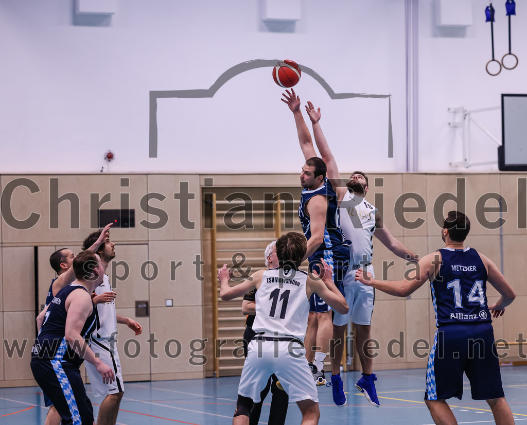 2022-04-03_012_TSV_Vaterstetten_gegen_SV_Weissblau-Allianz_Muenchen | Vaterstetten, Deutschland, 03.04.2022:
Basketball, Bezirksoberliga Herren 2021 / 2022, 14. Spieltag, TSV Vaterstetten gegen SV Weißblau-Allianz München, Endergebnis: 86:54

Finn Liebig (TSV Vaterstetten, #11), Peter Fabian Klemm (SV Weißblau-Allianz München, #13), Mathias Furtmair (TSV Vaterstetten, #15), Christian Metzner (SV Weißblau-Allianz München, #14)

Foto: Christian Riedel / fotografie-riedel.net