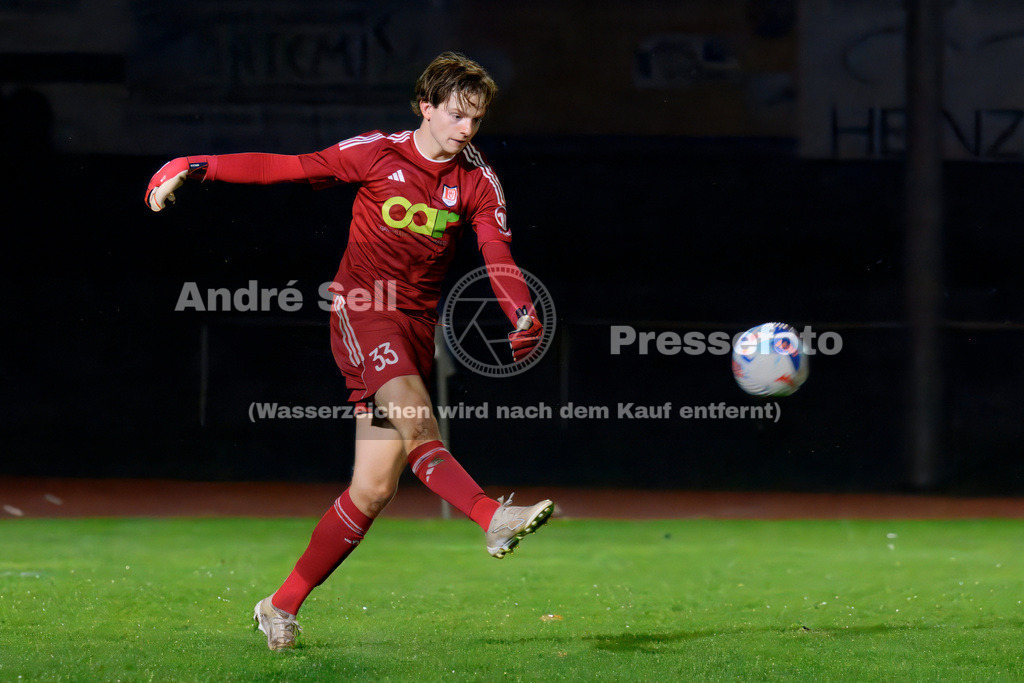 Preetzer TSV vs MTV Dänischenhagen | Moritz Heinemann (Dänischenhagen #33) / Fußball-Verbandsliga Ost Männer 2026/2027 / Preetzer TSV vs MTV Dänischenhagen / Jahnplatz / Preetz / 16.10.26 - Realisiert mit Pictrs.com