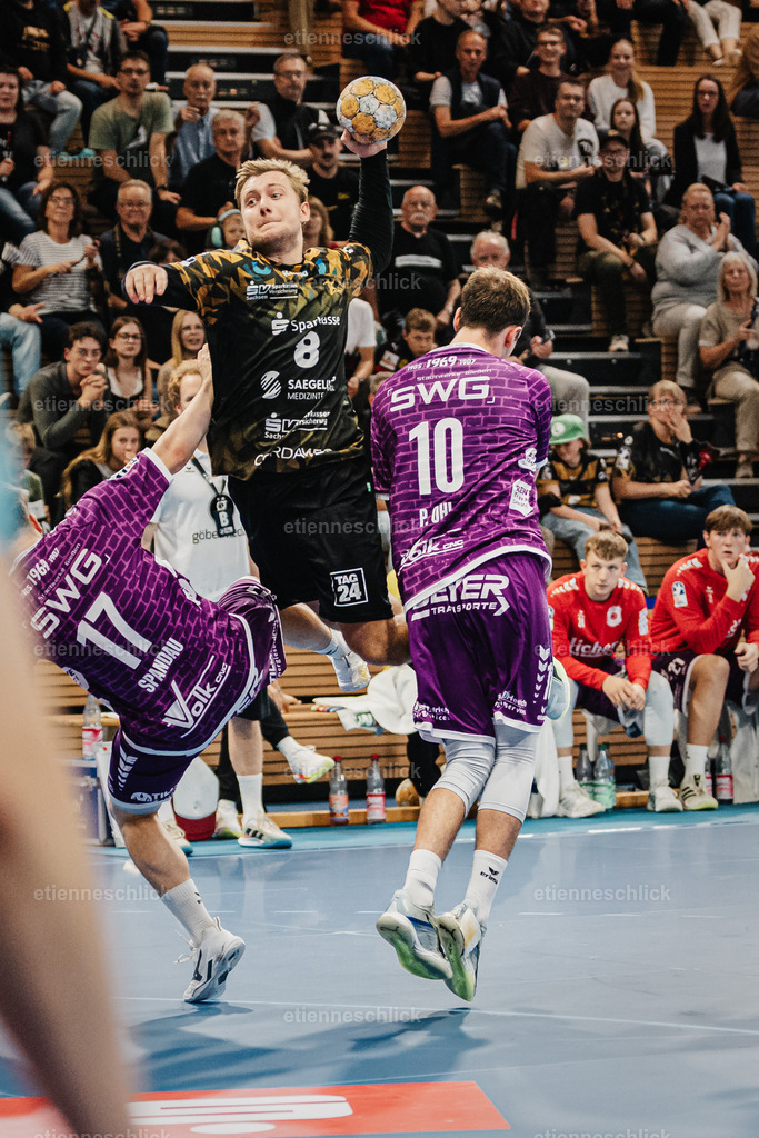 HC Elbflorenz 2006 - TV 05/07 Hüttenberg, 2. Handball-Bundesliga, 6. Spieltag | Im Bild: Angriff durch Viktor Petersen Norberg (8, Dresden), Phil Spandau (17, Hüttenberg) fällt zu Boden04.10.2026, HC Elbflorenz 2006 - TV 05/07 Hüttenberg, 2. Handball-Bundesliga, 6. Spieltag, Deutschland, Dresden, BallsportArena Dresden