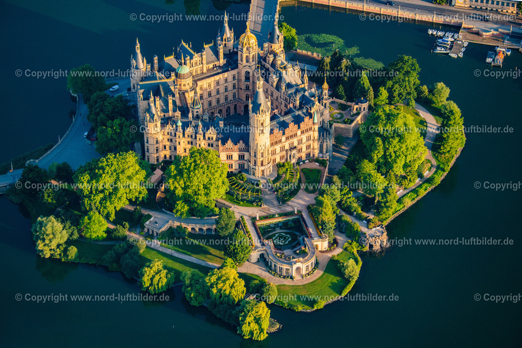 Schwerin_Schweriner_Schloss_ELS_4319100822 | SCHWERIN 10.08.2022 Kuppeltürme des Schweriner Schloßes und der Schloßkirche am Schlossgarten, dem Sitz des Landtages in der Landeshauptstadt von Mecklenburg-Vorpommern. Weiterführende Informationen bei: Landtages Mecklenburg-Vorpommern,  Staatliche Schlösser, Gärten und Kunstsammlungen M-V,  Staatliches Museum Schwerin/ Ludwigslust/ Güstrow. // Schwerin Castle in the state capital of Mecklenburg-Western Pomerania. Further information at: Landtages Mecklenburg-Vorpommern,  Staatliche Schloesser, Gaerten und Kunstsammlungen M-V,  Staatliches Museum Schwerin/ Ludwigslust/ Guestrow. Foto: Martin Elsen