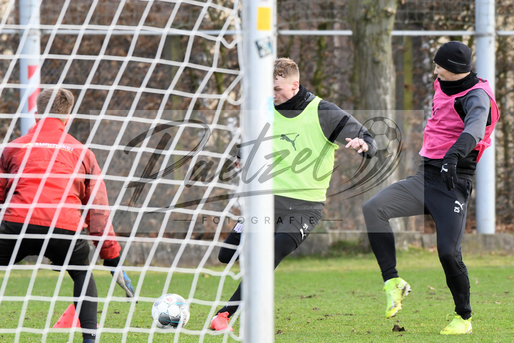 20200130_TRAOSN_0088 | Fußball, Herren: Simon Haubrock (VfL Osnabrueck) und Sven Koehler (VfL Osnabrueck) im Zweikampf waehrend der Trainingseinheit des VfL Osnabrueck im Sportpark Illoshoehe am 30.01.2020 in Osnabrueck, Deutschland. - Realisiert mit Pictrs.com