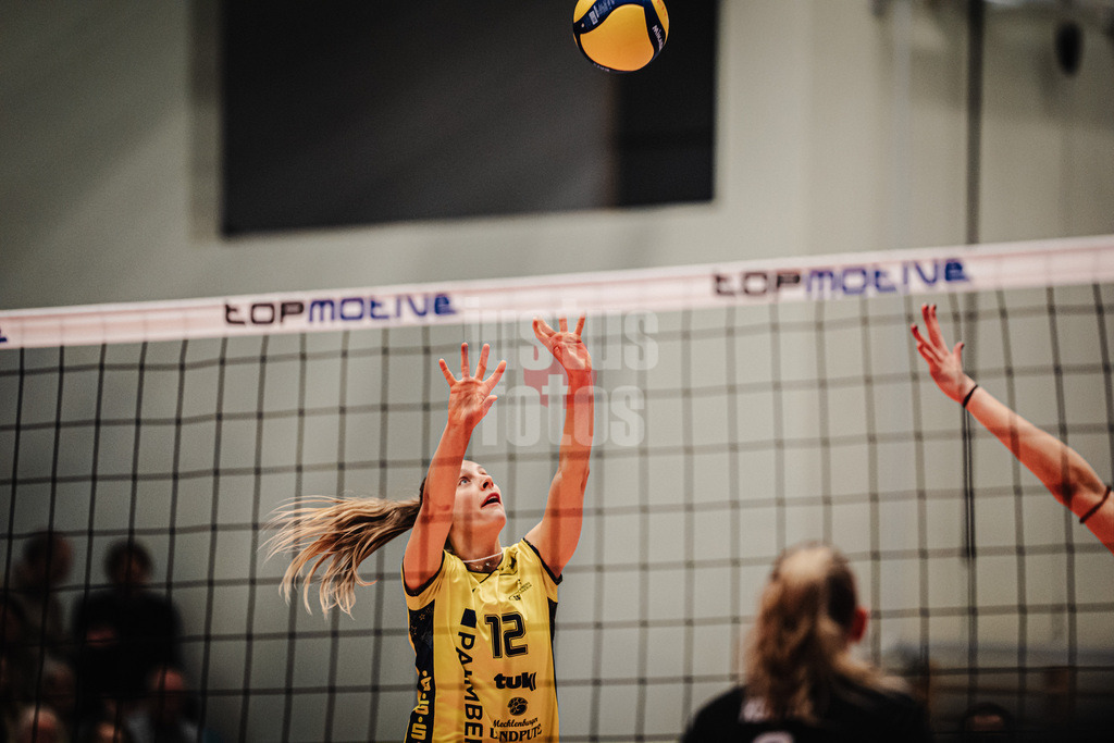 Volleyball | Frauen | Saison 2025/2026 | Volleyball Bundesliga | ETV Hamburger Volksbank Volleys vs. SSC Palmberg Schwerin | 17.01.2026 | Zuspiel von Hannah Kohn (#12, SSC Palmberg Schwerin)