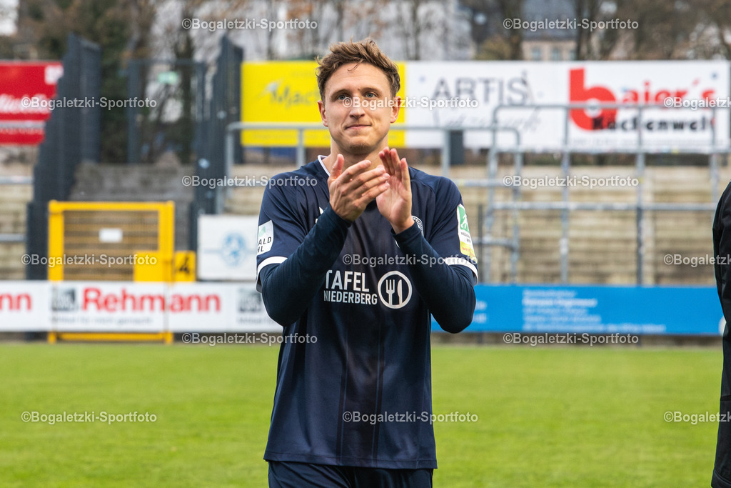 Robin Hilger #17 | 08.11.2025, Fußball, Regionalliga West, SSVg Velbert - SC Wiedenbrück: Robin Hilger (SSVg Velbert #17) beklatscht den Sieg mit den Fans - Realisiert mit Pictrs.com