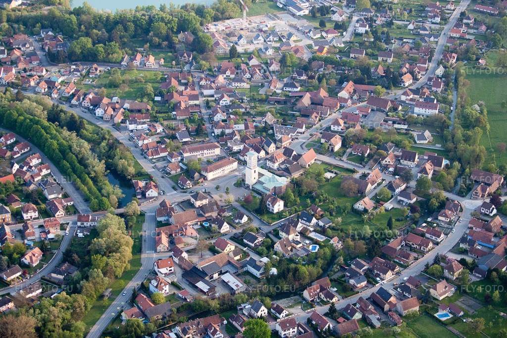 Vue aérienne: Mühlrhein et rue Principale avec l'église catholique St Pierre et Paul à Offendorf dans le département Bas Rhin, France – .Photo: IMG_39541.jpg prise le 14/04/2011 par Werner Riehm/FLY-FOTO.eu – Résolution de l'original: 4752 x 3168 px