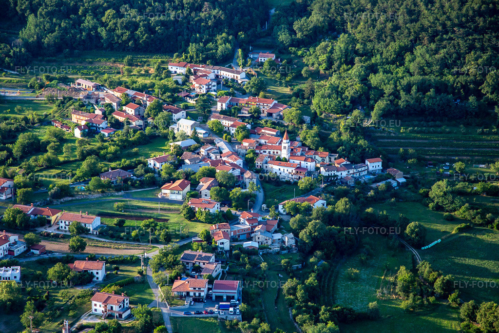 Vue aérienne: Vue de la ville à le quartier Gojače in Ajdovščina dans le département Slovénie, Slovénie. Photo: IMG_137516.jpg prise le 14/07/2023 par Werner Riehm/FLY-FOTO.eu – Résolution de l'original: 5472 x 3648 px