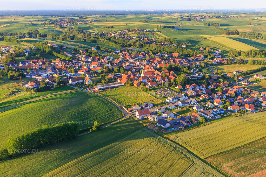 Vue aérienne: Vue de la ville depuis le sud à Trimbach dans le département Bas Rhin, France – .Photo: IMG_115530.jpg prise le 16/06/2019 par Werner Riehm/FLY-FOTO.eu – Résolution de l'original: 5472 x 3648 px