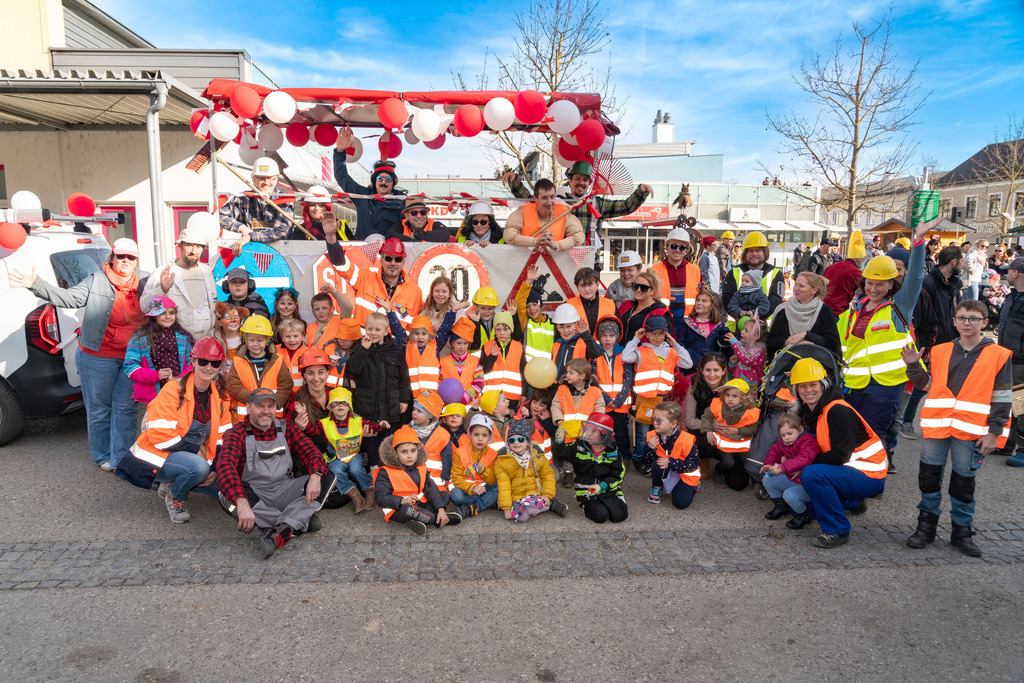 Umzug2025-156_9100 | Fotostrecke: FASCHINGSUMZUG 2025 in Loosdorf. 22 Masken(gruppen)-Teilnehmer: Loosdorfer Vereine, Wirtschaftstreibende, Gemeindeabordnungen sowie Kreditinstitute. rund 700 Besucher entlang der Hauptstrasse. Veranstaltungs-Sicherung durch Mannschaft der FF-Loosdorf mit schwerem Gerät. Maskenprämierung am EKZ-Platz durch Bgm. Thomas Vasku in den Kategorien: Bester Festwagen (Fa. gkonzept-Groissenberger; Beste Personengruppe-ASK-Loosdorf; Beste Einzelperson; Weiteste Anreise-FF Schollach;