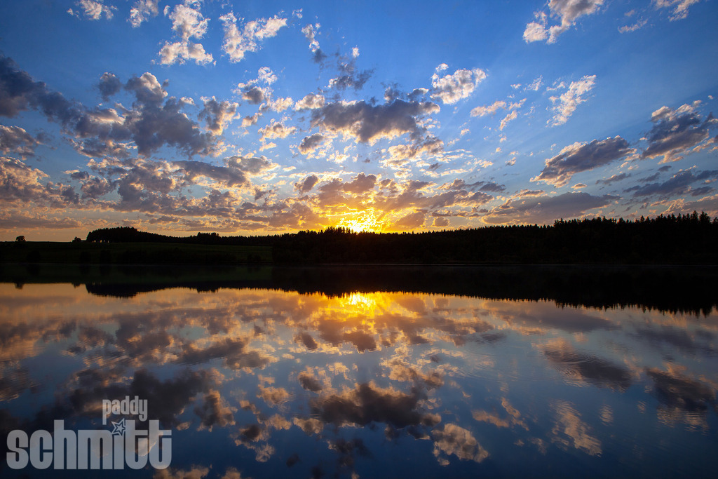 Sonnenuntergang am Argensee im Allgäu | Ein stimmungsvoller Sonnenuntergang am Argensee im Allgäu, bei dem sich das warme Abendlicht wunderschön im ruhigen Wasser spiegelt. Ein Moment voller Ruhe und natürlicher Schönheit. - Realisiert mit Pictrs.com
