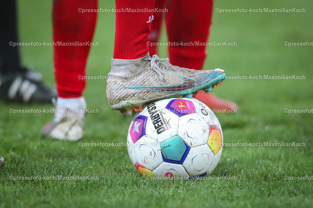 RWE06012402168 | 06.01.2024, Essen, Fußball, Herren, Stadion an der Hafenstraße, Testspiel, Rot-Weiss Essen – 1. FC Köln:  Fußballspieler mit dem Fuß auf dem offiziellen Spielball.. 
DFB regulations prohibit any use of photographs as image sequences and or quasi-video.