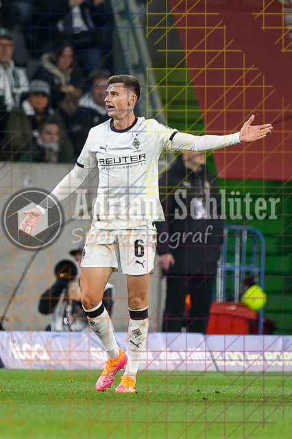 Borussia Mönchengladbach vs SC Freiburg - Bundesliga  | Mönchengladbach, Deutschland, 05.10.25:   Yannik Engelhardt (Borussia Mönchengladbach) gestikuliert, Gestik waehrend des Spiels der Bundesliga zwischen Borussia Mönchengladbach vs SC Freiburg im Stadion im Borussia Park(Foto von Brauer-Fotoagentur / Adrian Schlueter)