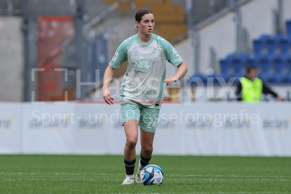 Fussball, DFB-Pokal Frauen, DSC Arminia Bielefeld - SV Werder Bremen | v.li.: Lara Schmidt (SV Werder Bremen, 24) am Ball, Freisteller, Einzelbild, Ganzkörper, Aktion, Action, Spielszene, DIE DFB-RICHTLINIEN UNTERSAGEN JEGLICHE NUTZUNG VON FOTOS ALS SEQUENZBILDER UND/ODER VIDEOÄHNLICHE FOTOSTRECKEN. DFB REGULATIONS PROHIBIT ANY USE OF PHOTOGRAPHS AS IMAGE SEQUENCES AND/OR QUASI-VIDEO.