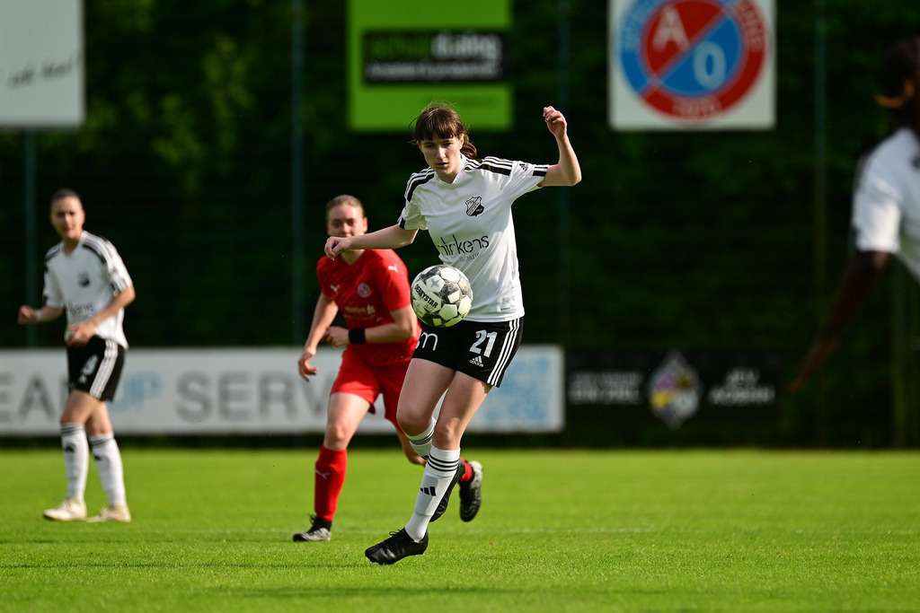 Fußball I Frauen I Saison 2024-2025 I Landesliga I 26. Spieltag I SV Ahlerstedt-Ottendorf II - VSV Hedendorf-Neukloster | Der Sportfotograf. - Realisiert mit Pictrs.com
