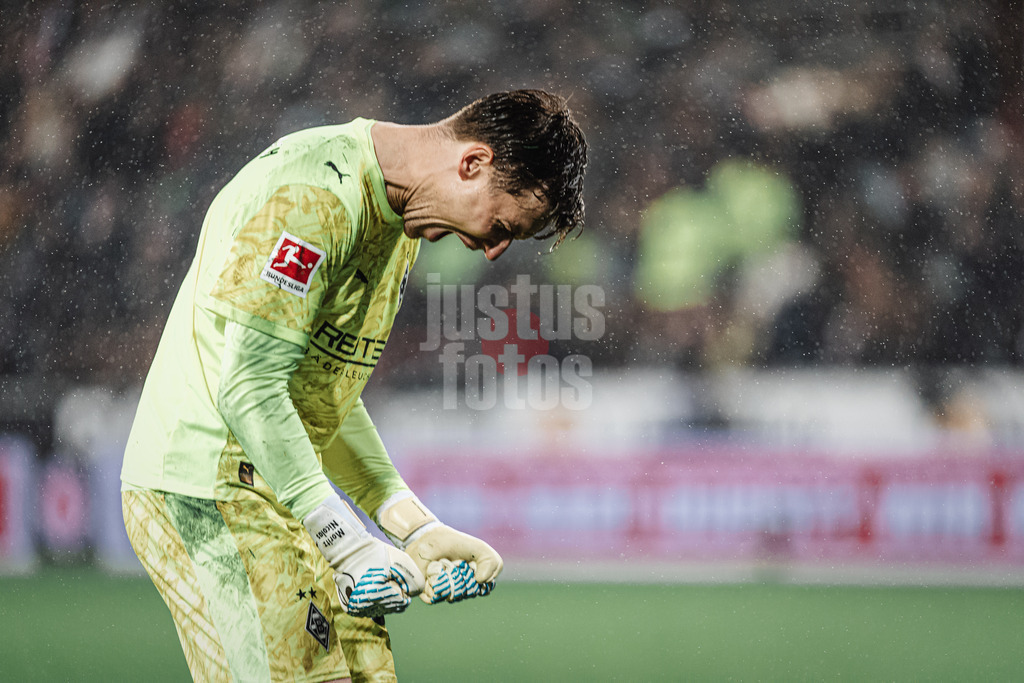 Fußball | Männer | Saison 2025/2026  | Fußball-Bundesliga | 09. Spieltag | FC St. Pauli vs. Borussia Mönchengladbach | 01.11.2025 | Moritz Nicolas (#33, Borussia Mönchengladbach) jubelt nach dem Abpfiff über den Sieg
