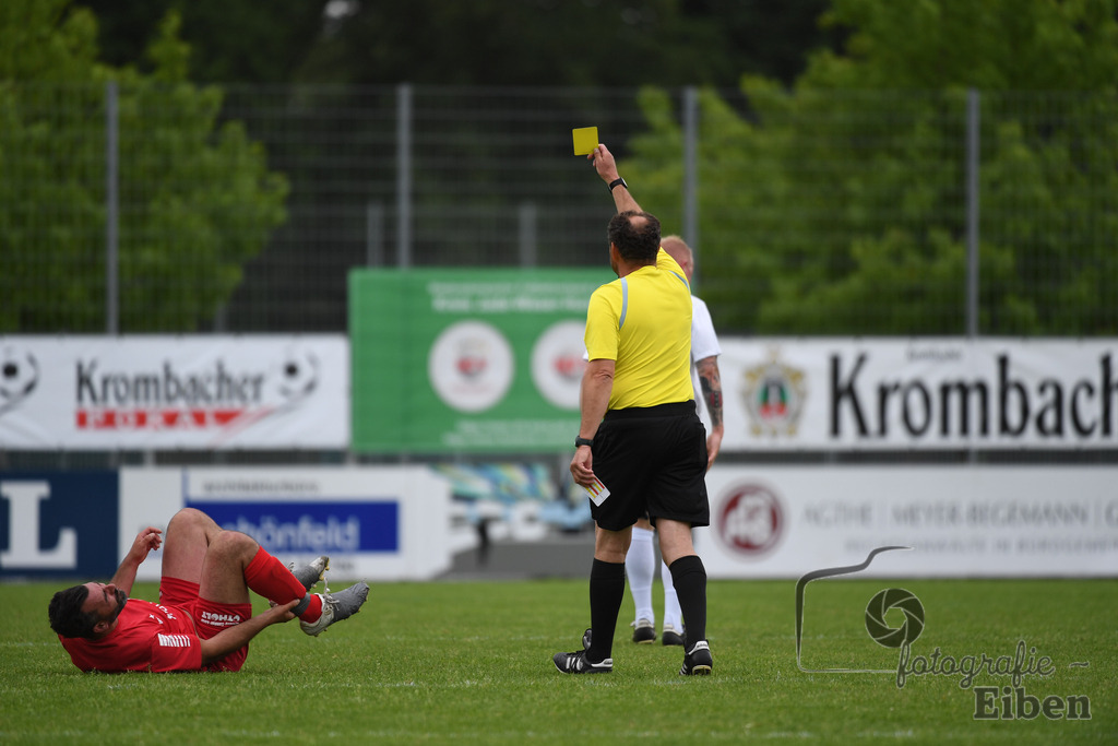 SV Brake Ü40-BW Bümmerstede (Ü40) | Kreispokal Finale Jade-Weser-Hunte Ü40; SV Brake Ü40 (rot)-BW Bümmerstede Ü40 (weiß) am 15.06.2025 in Rastede (Sportanlage Köttersweg), Photo: Philip Eiben 2025 - Realisiert mit Pictrs.com