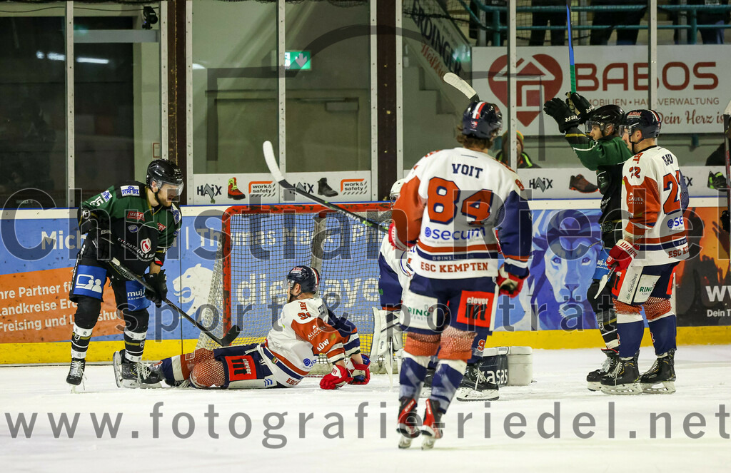 2023-03-07_098_TSV_Erding_gegen_ESC_Kempten | Erding, Deutschland, 07.03.2023:
Eishockey, Bayernliga Playoffs 2022 / 2023, Viertelfinale, TSV Erding gegen ESC Kempten, Endergebnis: 9:3

Elias Maier (Erding Gladiators, #15), Torwart David Blaschta (ESC Kempten, #1), Linus Voit (ESC Kempten, #84)

Foto: Christian Riedel / fotografie-riedel.net