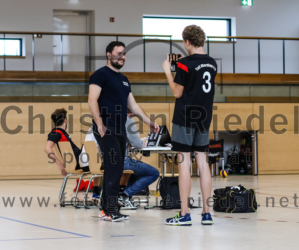 2021-11-27_003_TuS_Oberding_II_gegen_MTV_1881_Ingolstadt_III | Oberding, Deutschland, 27.11.2021:
Volleyball, Kreisliga 2021 / 2022, 5. Spieltag, TuS Oberding II gegen MTV 1881 Ingolstadt III, Endergebnis: 3:2

Karl Scholz (TuS Oberding, #3)

Foto: Christian Riedel / fotografie-riedel.net