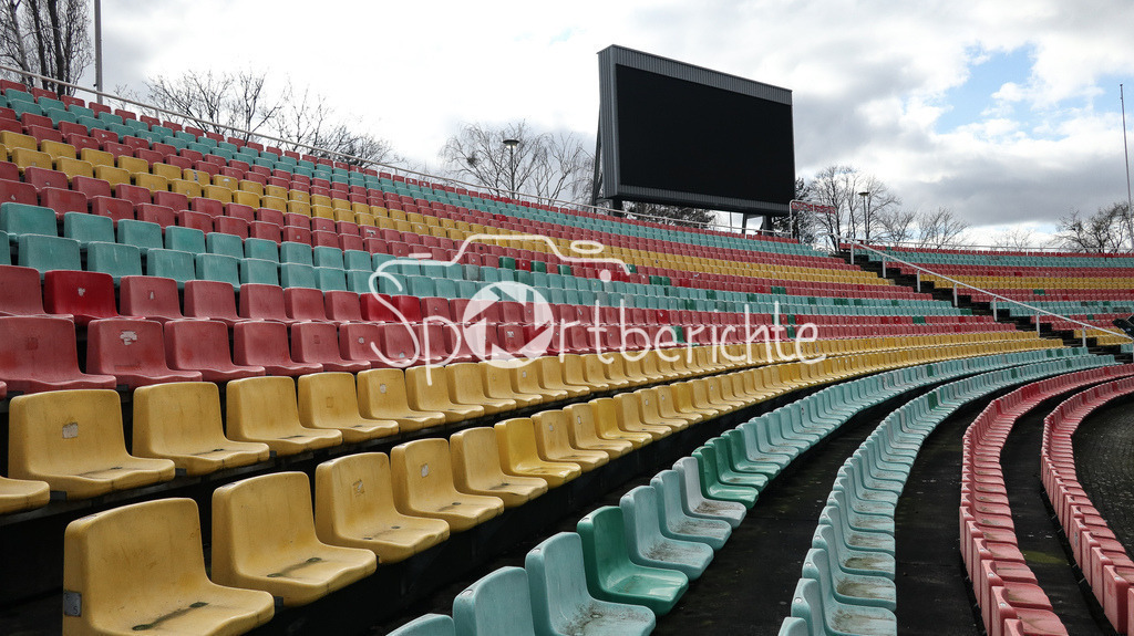 VSG Altglienicke - Viktoria Berlin | Der Friedrich-Ludwig-Jahn-Sportpark in Berlin erstrahlt beim Heimspiel der VSG Altlienicke / Stadionfoto / Stadion Foto / Fussballstadion / Fussball Stadion / Symbolbild /