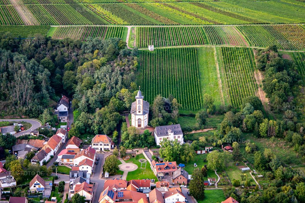 Luftbild: Koppensteiner Schloß Mandel unter dem Wingertshäuschen Mandel in Mandel im Bundesland Rheinland-Pfalz in Deutschland. – Foto: IMG_138363.jpg vom 03.09.2023 durch Werner Riehm/FLY-FOTO.de – Auflösung des Originals: 5156 x 3437 px – Ortsgemeinde Mandel – Weingut Baumberger