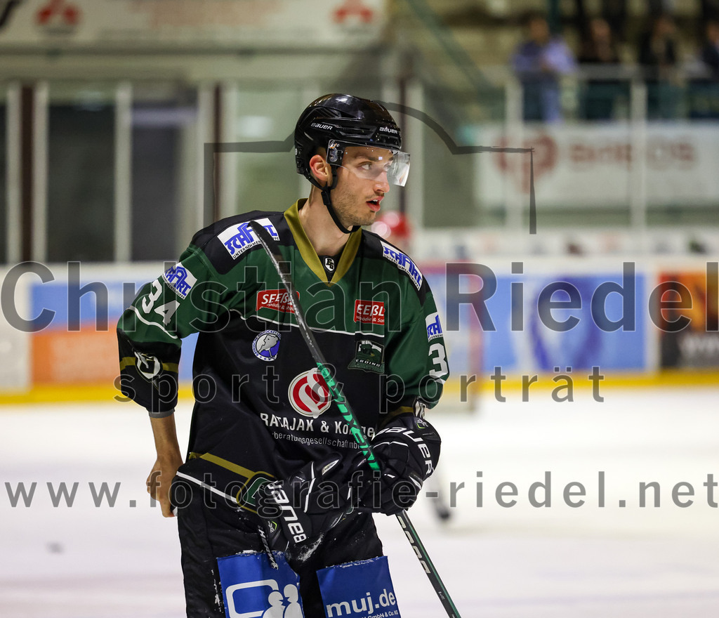 2023-01-06_080_TSV_Erding_gegen_ERV_Schweinfurt | Erding, Deutschland, 06.01.2023:
Eishockey, Bayernliga 2022 / 2023, 26. Spieltag, TSV Erding gegen ERV Schweinfurt, Endergebnis: 7:3

Bastian Cramer (Erding Gladiators, #34)

Foto: Christian Riedel / fotografie-riedel.net