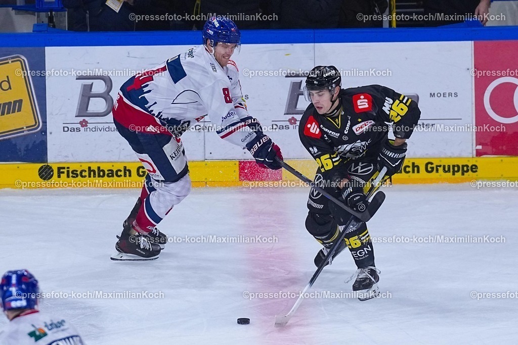 xYDRx16012601004 | 16.01.2026, xydrx, Eishockey, DEL2, Krefeld Pinguine - EHC Freiburg, Yayla-Arena Krefeld : Colin Schlenker (EHC Freiburg #8) im Zweikampf gegen Daniel Bruch (Krefeld Pinguine #26)Photo: xYannisxDreimannxPressefotoKochx