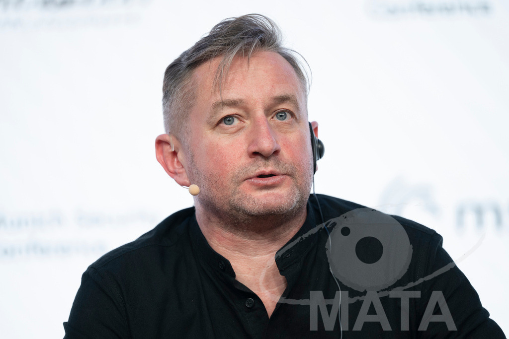 _DWA3087 | Die MSC Security and Literature Series der Münchner Sicherheitskonferenz wird von der ZEIT mitveranstaltet und vom Literaturhaus München unterstützt. Am Donnerstag, 12. Februar (19-20 Uhr), spricht Autor Serhiy Zhadan aus Charkiw mit Chrystia Freeland, Sonderbeauftragte für den Wiederaufbau der Ukraine und ehemalige stellvertretende Premierministerin Kanadas, über die Zukunft der Ukraine - Realisiert mit Pictrs.com