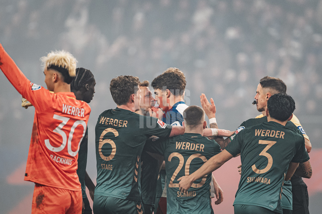 Fußball | Männer | Saison 2025/2026 | 1. Fußball-Bundesliga | 13. Spieltag | Hamburger SV vs. SV Werder Bremen | 07.12.2025 | v.l. Senne Lynen (#14, SV Werder Bremen) gegen Luka Vuskovic (#44, HSV) anschließend Gelbe Karte für Luka Vuskovic (#44, HSV)