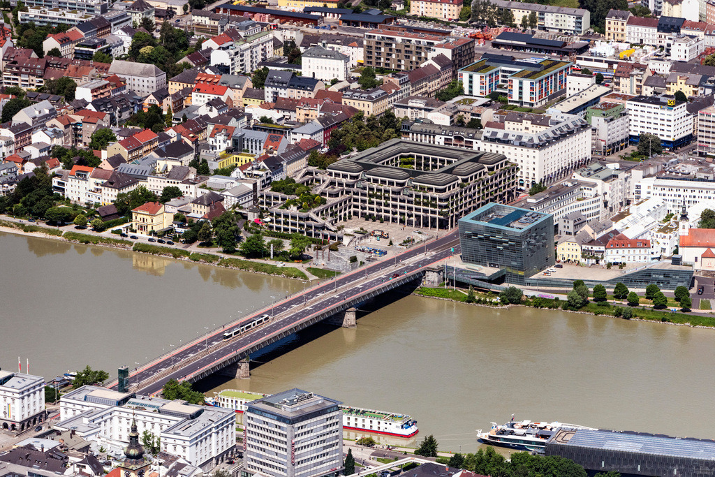 dr__0092203.jpg | LINZ 14.06.2022 Fluß - Brückenbauwerk zur Überquerung der Donau " Niebelungenbrücke " in Linz in Oberösterreich, Österreich. 