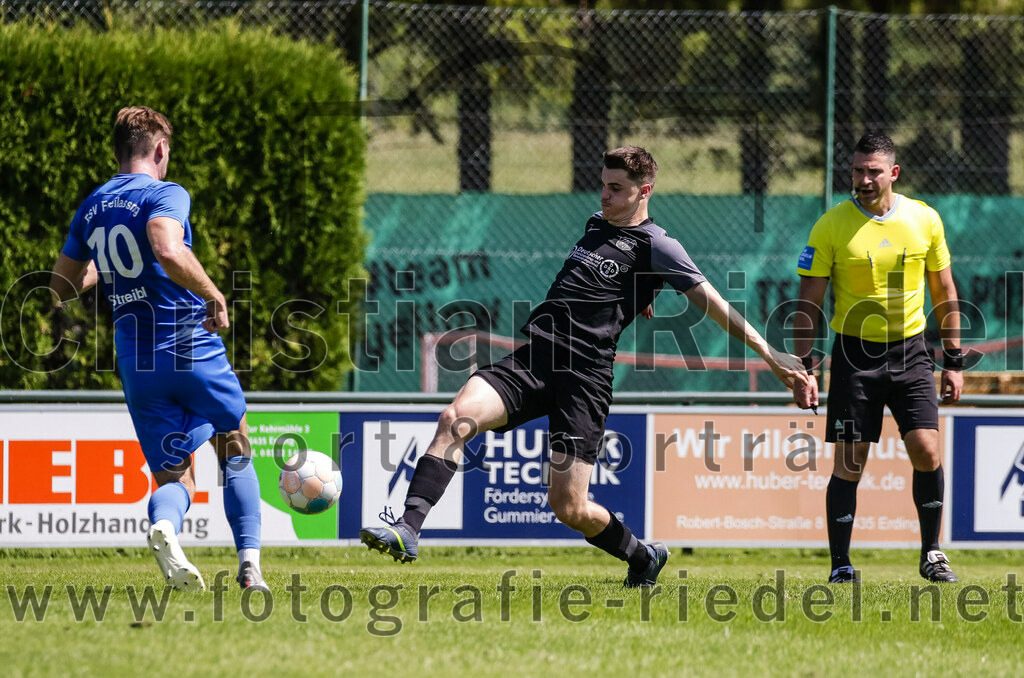 2023-08-12_055_FC_Langengeisling_gegen_ESV_Freilassing | Erding, Deutschland, 12.08.2023:
Fußball, Bezirksliga Oberbayern Ost 2023 / 2024, 4. Spieltag, FC Langengeisling gegen ESV Freilassing, Endergebnis: 2:1

Maximilian Streibl (ESV Freilassing, #10), Paul Bucher (FC Langengeisling, #18), Schiedsrichter Vincenzo Amoro

Foto: Christian Riedel / fotografie-riedel.net
