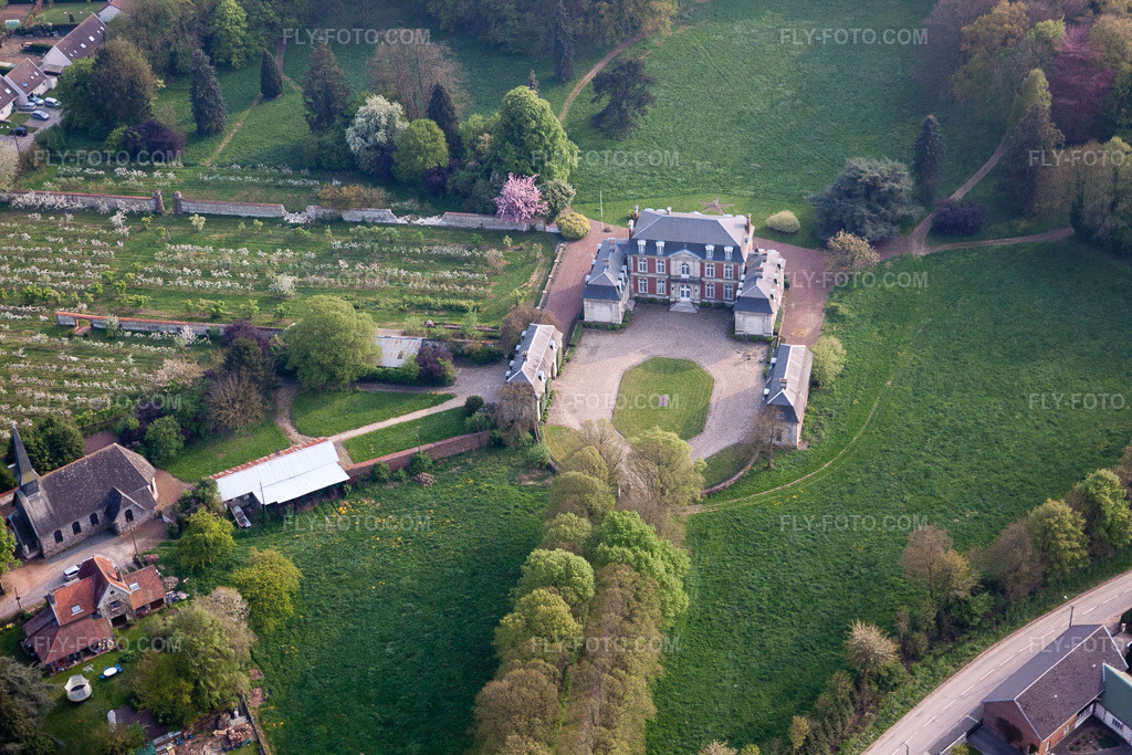 Aerial view: Buildings and parkland at the manor house of the estate - country estate in Hendecourt-lès-Ransart in the state Pas de Calais, France. – Photo: IMG_40092.jpg taken on 04/17/2011 by Werner Riehm/FLY-FOTO.com – Resolution of the original: 4752 x 3168 px