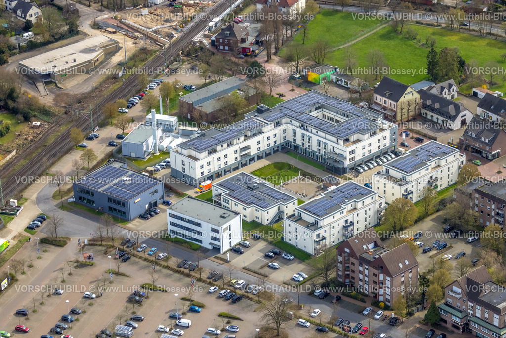 Voerde230301098 | Luftbild, Ausbau der Betuwe Linie zwischen Ruhrgebiet und den Niederlanden im Bereich Voerde zur dreigleisigen Bahnstrecke, , alle beschrankten Bahnübergänge werden entfallen oder durch Über- oder Unterführungen ersetzt werden. Vor allem ist die Ausbaumaßnahme für die Bahn mit der Verpflichtung verbunden, nunmehr Lärmschutz für die betroffenen Menschen zu gewähren. Stockum, Voerde, Niederrhein, Ruhrgebiet, Nordrhein-Westfalen, Deutschland