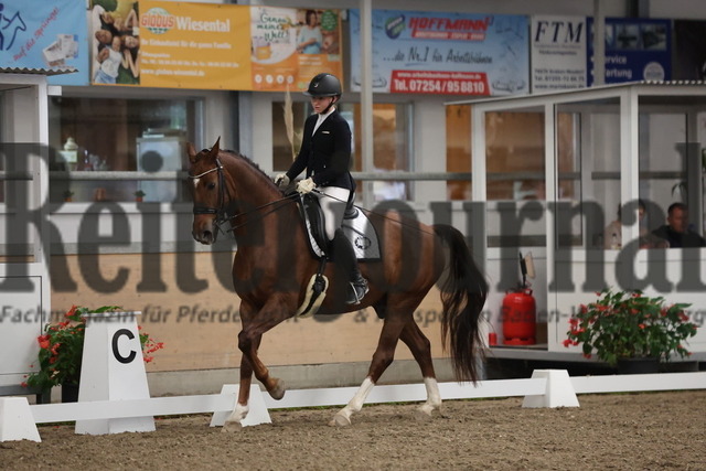 Waghäusel-Wiesental_2024_Prfg.Nr.08_1.WP_U25_Miriam Schwärzler_Daily Pleasure 26 (4) | Alle Fotos der Reiterjournal Fotografin Doris Matthaes im Reiterjournal Online-Fotoshop. - Realisiert mit Pictrs.com