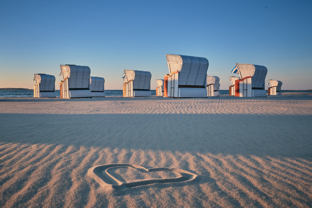 Strandkorbliebe | Entdecken Sie hochwertige Fotoprodukte für Ihr Zuhause, Büro oder als besonderes Geschenk.rpixel.de bietet Ihnen exklusive Fotografien aus den Bereichen Natur, Landschaft und Motiven vom Meer.Einfach direkt im Online-Shop bestellen. - Realisiert mit Pictrs.com