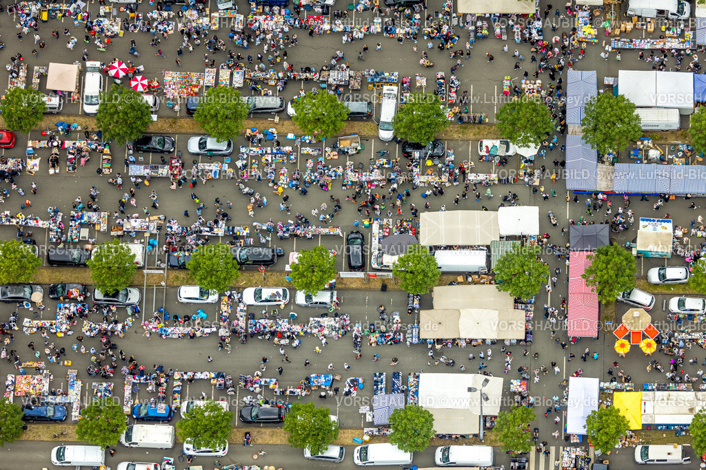 Duisburg240702317-Nord | Luftbild, Duisburg-Nord, Trödelmarkt auf dem Ikea Möbelmarkt Parkplatz, Flohmarkt Marktstände, Formen und Farben, Beeck, Duisburg, Ruhrgebiet, Nordrhein-Westfalen, Deutschland