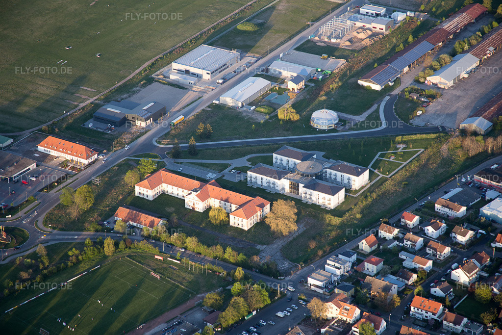 Luftbild: Zukunftsakademie Pfalz im Ortsteil Speyerdorf in Neustadt im Bundesland Rheinland-Pfalz in Deutschland. Foto: IMG_077496.jpg vom 21.04.2015 durch Werner Riehm/FLY-FOTO.de