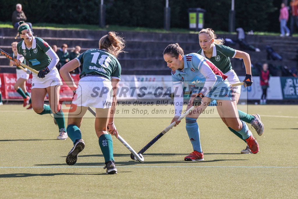 MJ_2022-10-08_Damen_HTCU-UHC-30 | Nicola Pluta (UHC Hamburg #31) &amp; Carla Schrafen (Uhlenhorst Mülheim #18), Uhlenhorst Mülheim - UHC Hamburg am 8.10.2022 im Waldstadion, Mülheim a. d. Ruhr