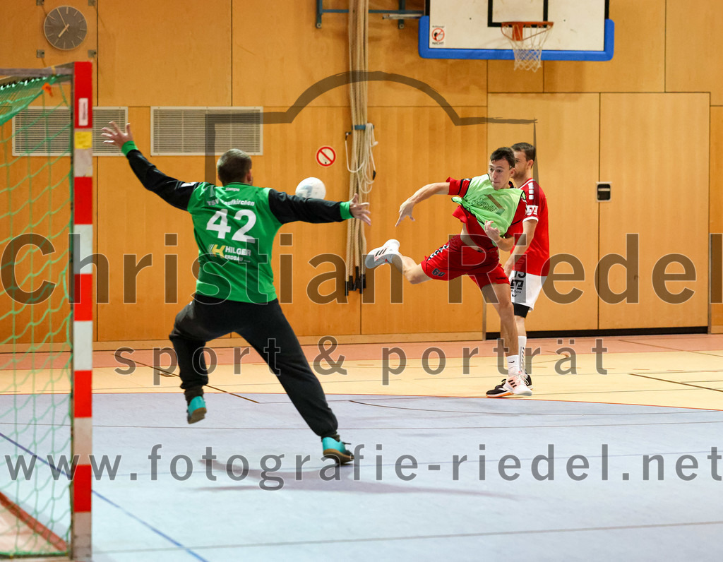 2022-10-01_047_SpVgg_Altenerding_II_gegen_TSV_Taufkirchen-Vils | Erding, Deutschland, 01.10.2022:
Handball, Bezirksklasse Männer 2022 / 2023, 1. Spieltag, SpVgg Altenerding II gegen TSV Taufkirchen/Vils, Endergebnis: 21:32

Florian Lehner (TSV Taufkirchen/Vils, #42), Markus Schorr (SpVgg Altenerding, #60), Tobias Huber (TSV Taufkirchen/Vils, #13)

Foto: Christian Riedel / fotografie-riedel.net