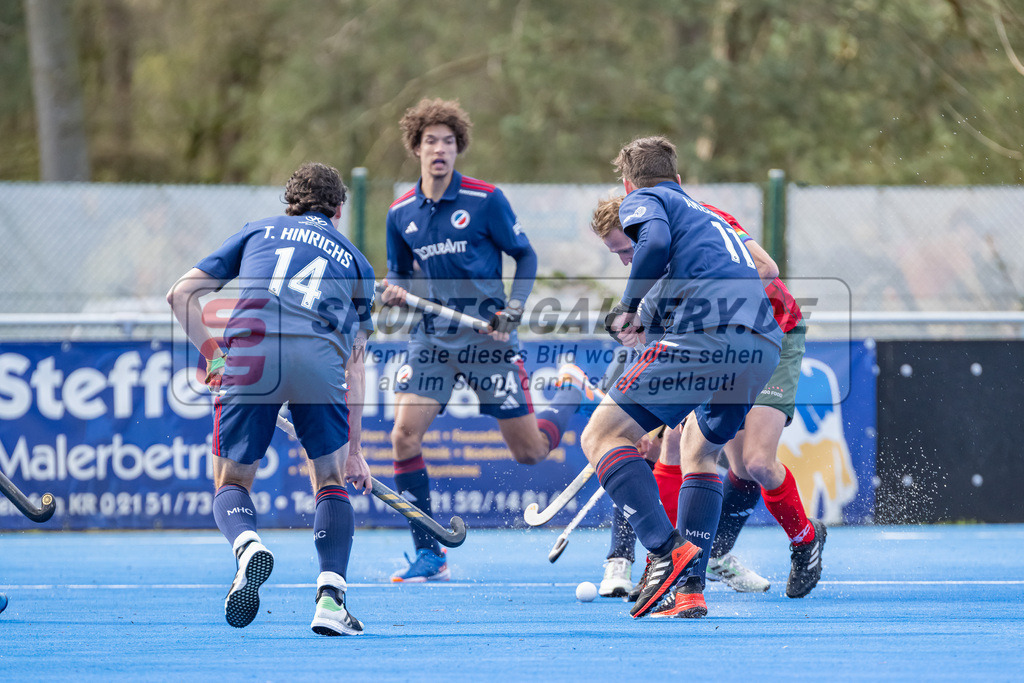 HK_20240323_109942 | 1. Bundesliga Hockey Herren Crefelder HTC - Mannheimer HC am 23.3.2024 Crefelder HTC  Hüttenallee, Krefeld , Teo Hinrichs ( Mannheimer HC #14 ) , Marius Leser ( Mannheimer HC #24 ) , Jossip Anzeneder ( Mannheimer HC #11 ) im Zweikamp mit Niklas Wellen ( Crefelder HTC 10 )