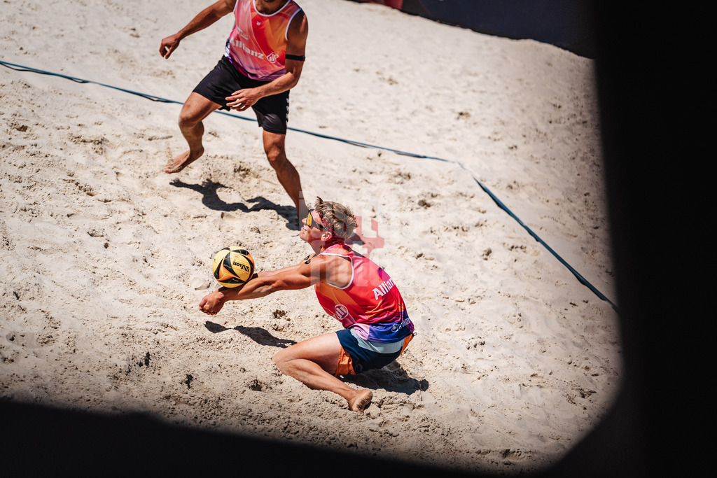 Beachvolleyball | Männer | Allianz German Beach Tour 2025 | Tourstop Bremen | 12.06.2025 | Moritz Hauschild nimmt den Ball an