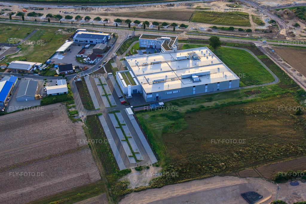 Luftbild: Neubau DBK David + Baader GmbH in Rülzheim im Bundesland Rheinland-Pfalz in Deutschland. – Foto: IMG_51458.jpg vom 04.08.2012 durch Werner Riehm/FLY-FOTO.de – Auflösung des Originals: 4752 x 3168 px – DBK Gruppe - Ihr Partner rund ums Heizen & Kühlen