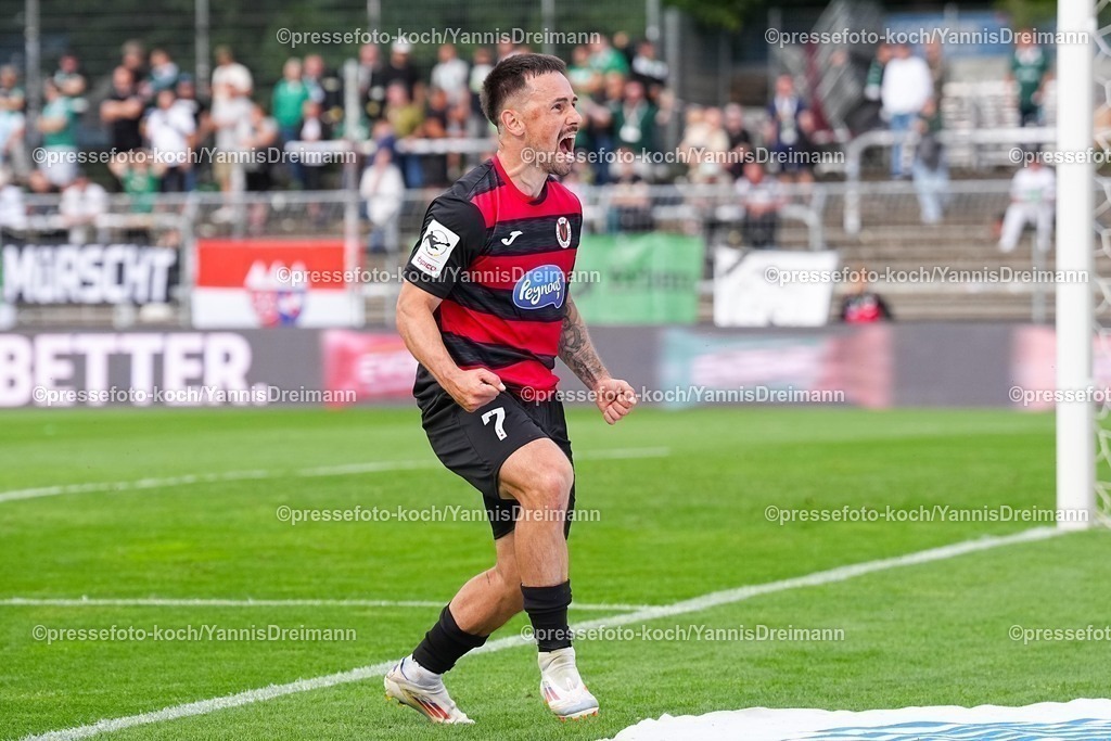 xydr03082501061 | 03.08.2025, xydrx, Fußball, 3.Liga, Viktoria Köln - FC Schweinfurt 05, Saison 2025 2026, Sportpark Höhenberg:  Torjubel nach dem Tor zum 2:0 für Viktoria Köln durch Torschütze Simon Handle (Viktoria Köln #7)  DFB regulations prohibit any use of photographs as image sequences and or quasi-video.