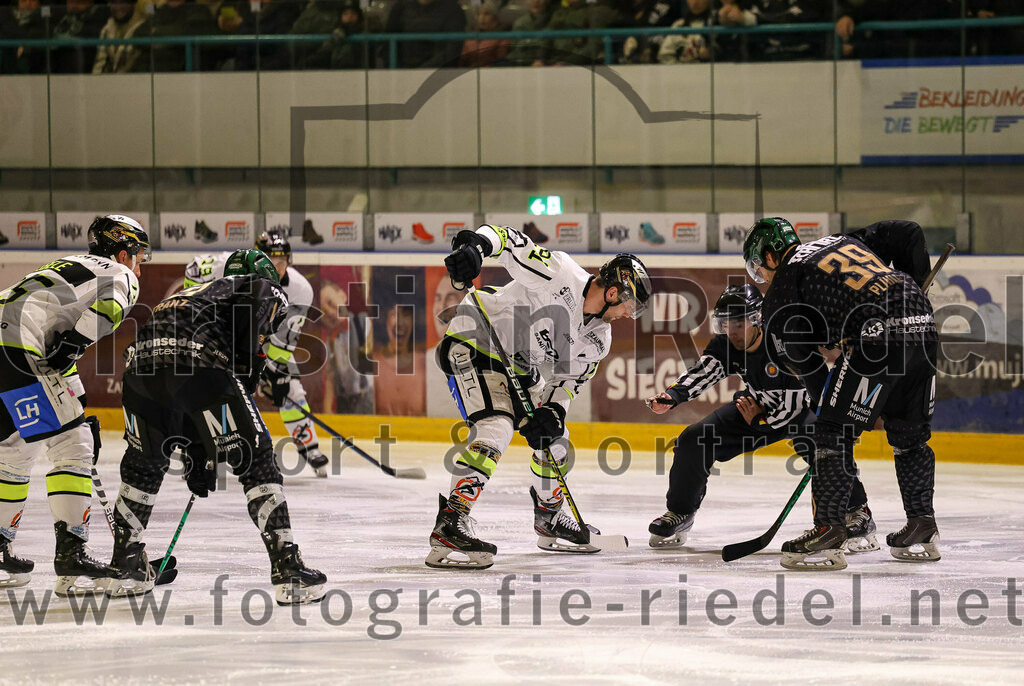 2024-02-23_012_TSV_Erding_gegen_ERSC_Amberg | Erding, Deutschland, 23.02.2024:
Eishockey, Bayernliga Playoffs 2023 / 2024, 3. Spieltag, TSV Erding gegen ERSC Amberg, Endergebnis: 2:3 n. V.

Thomas Plihal (Erding Gladiators, #39)

Foto: Christian Riedel / fotografie-riedel.net