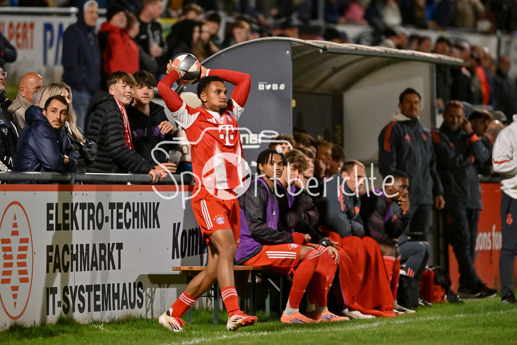 DJK Vilzing - FC Bayern Amateure | beim Einwurf, Vincent Ugo MANUBA (FC Bayern Muenchen II 15) / Einzelfoto / Freisteller / Regionalliga Bayern: DJK Vilzing - FC Bayern Amateure; Manfred-Zollner Stadion am 23.09.2025